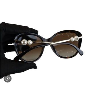 CHANEL black polarized Sunglasses with pearls and Quilted Logo Case